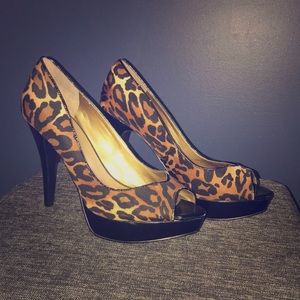 Guess leopard peep toe